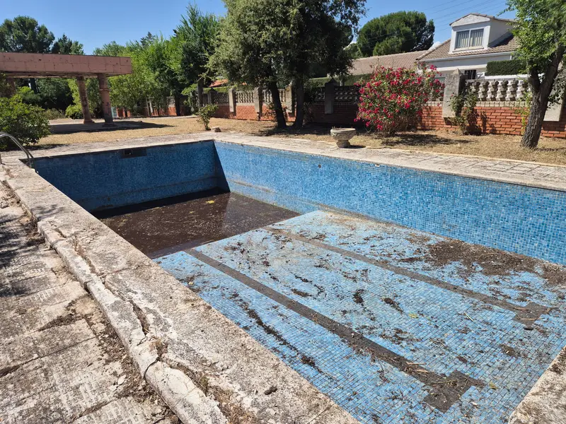 La piscina de Villalbilla vacía y limpia tras retirar toda la vegetación